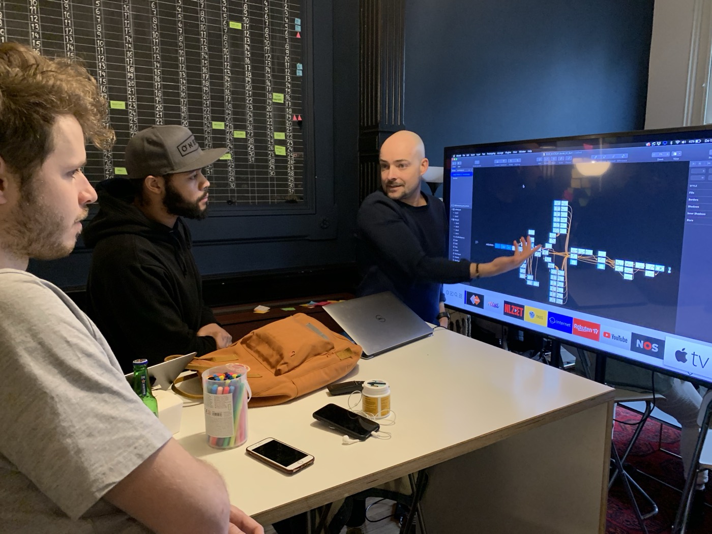 Joris presenteert een ontwerp aan het team