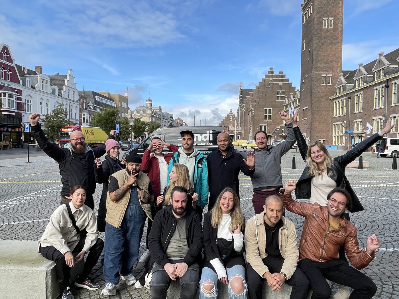 Het voltallige Trive-team op een plein tijdens een teamuitje